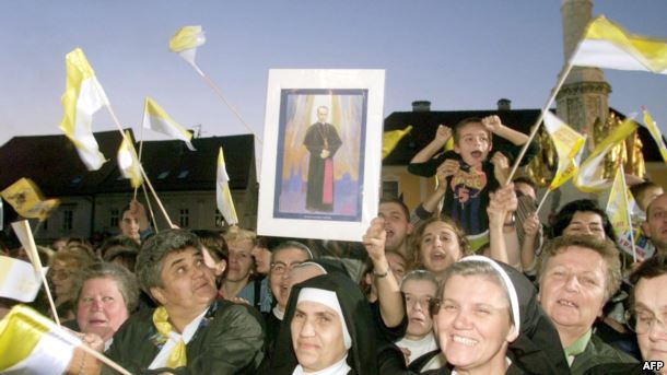 Časne sestre mašu zastavicama Vatikana i drže sliku na kojoj je Alojzije Stepinac, Zagreb, oktobar 1998.