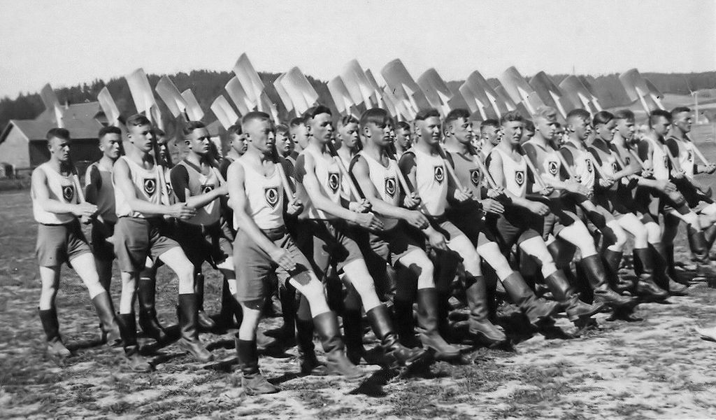 Description: Nacističke radne brigade (<em>Reichsarbeitsdienst</em>), ustrojene prema vojnom modelu (izvor: <a href="https://commons.wikimedia.org/wiki/File:Arbeitsdienst.jpg" target="_blank">wikimedia</a>).