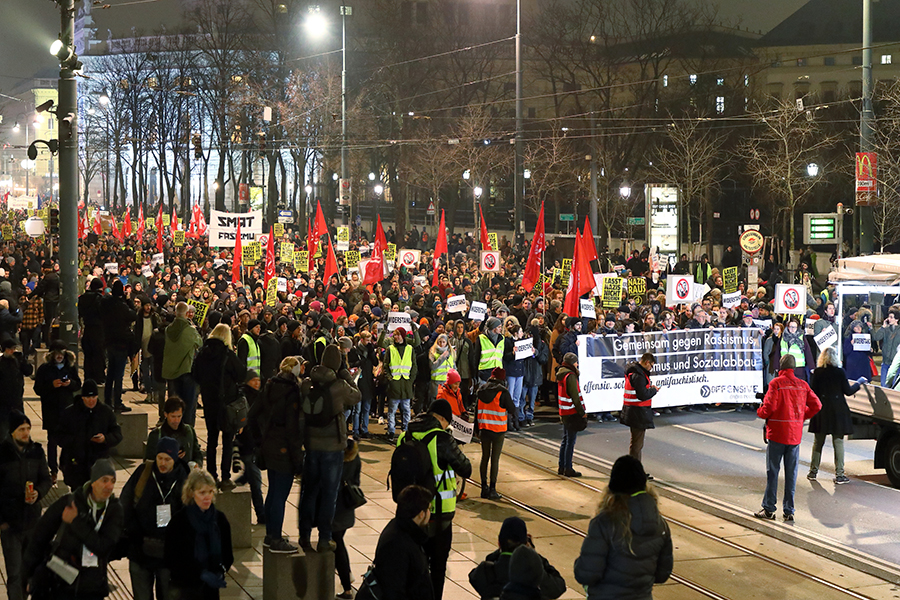 Demonstracije više lijevih organizacija 2018. godine protiv Akademikerballa, kojeg krajem siječnja od 2013. godine kao svečani događaj za korporativnu elitu organizira FPÖ, esktremno desna austrijska stranka (izvor: Bwag @ Wikipedia prema Creative Commons