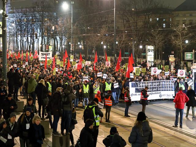 Demonstracije više lijevih organizacija 2018. godine protiv Akademikerballa, kojeg krajem siječnja od 2013. godine kao svečani događaj za korporativnu elitu organizira FPÖ, esktremno desna austrijska stranka (izvor: Bwag @ Wikipedia prema Creative Commons